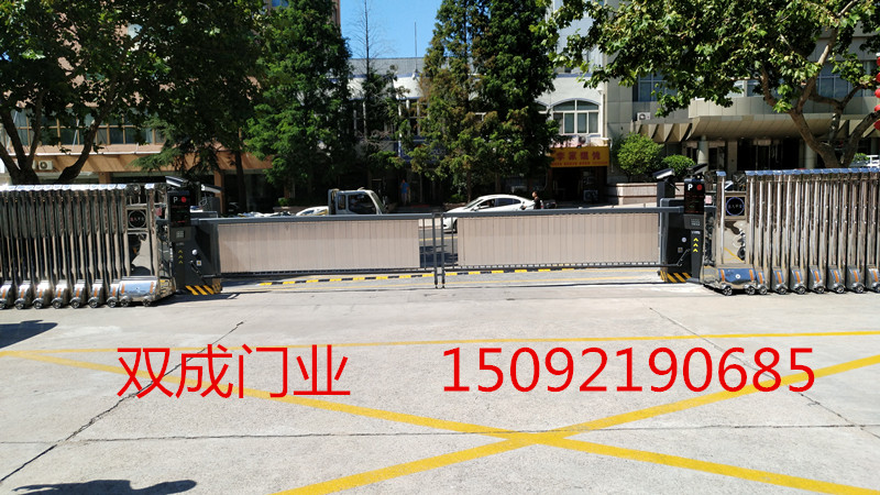青岛伸缩门+广告道闸安装 